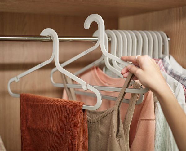 Orderly? Set of 5 Anti-tangle Ecru Clothes Hangers - Image 2